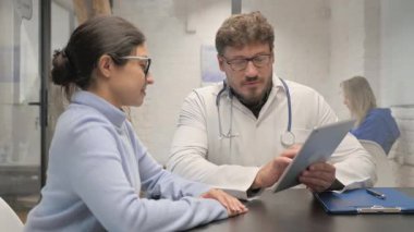 Klinikteki Kadın Hastaya Orta Çağ Doktor Paylaşımı İyi Yeni