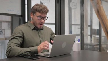 Çevrimiçi Başarı Kutlaması Orta Yaşlı Adam