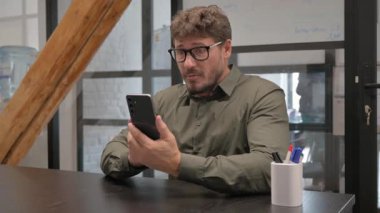 Telefonda Ticaret Kaybı Olan Orta Yaşlı Adam