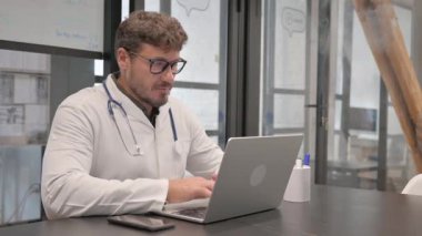 dizüstü bilgisayarda yazarak erkek doktor