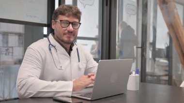 Klinikteki Kamerada Gülümseyen Erkek Doktor