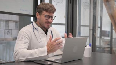 Erkek Doktor Video Sohbetinde Hastayla Konuşuyor