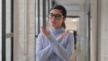 Reddedilen Hareketli Hoşnut Olmayan Hintli Kadın Portresi