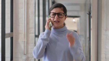 Telefonda Konuşan Kızgın Hintli Kadın Portresi