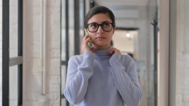 Telefonda Konuşan Hintli Kadın Portresi