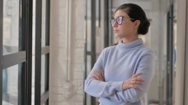 Bekleyen Hintli İş Kadını Bilek İzleme Saati