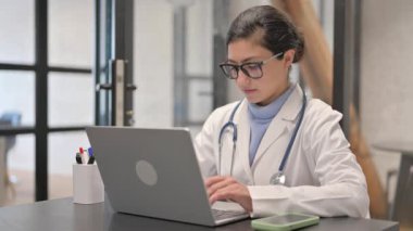 Dişi Hintli Doktor Laptop 'ta Yazıyor