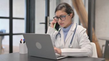 Klinikte Konuşan Hintli Kadın Doktor
