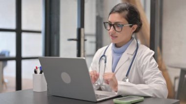 Hintli Kadın Doktor Video Sohbetinde Hastayla Konuşuyor