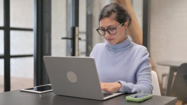 İşyerindeki Hintli Kadın Başparmağını kaldırdı