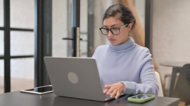 Hintli Kadın Çalışma Alanından Ayrıldı, Toplantıya Geç Kaldı