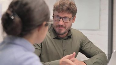 Orta yaşlı adamın takım arkadaşıyla konuşmasına yakın çekim