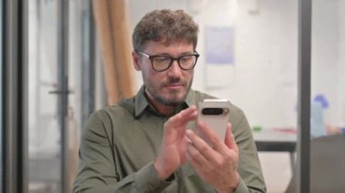 Telefonu Kullanan Orta Yaşlı Adam Portresi