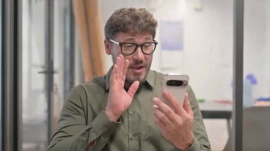 Ortaçağ Adamı Telefonda Video Sohbeti Yaparken Portresi