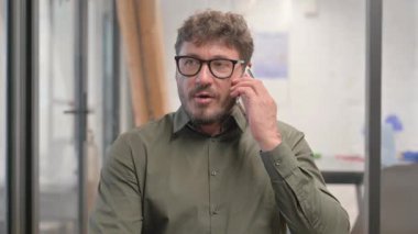 Telefonda Konuşan Orta Çağ Adamı Portresi