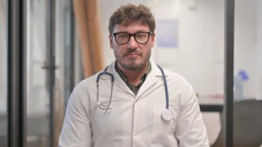 Kameraya Bakan Ciddi Erkek Doktor Portresi