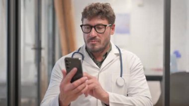 Akıllı telefon kullanan Erkek Doktor Portresi