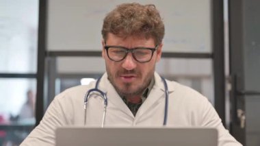 Başağrısı olan Doktorun Kapanışı Laptop üzerinde çalışıyor