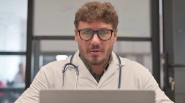 Bilgisayarda çalışırken Kameraya Gülümseyen Doktoru Kapat