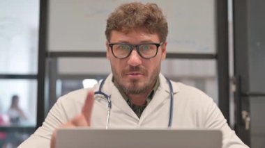 Bilgisayarda çalışırken Kameraya Bakmayı İnkâr Ederek Doktoru Kapat