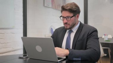 Dizüstü bilgisayarda Orta Çağ İşadamı Yazıyor