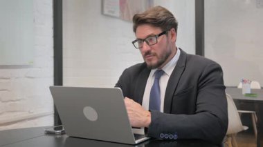 Çalışma Alanında Dalgın Orta Çağ İşadamı Beyin Fırtınası