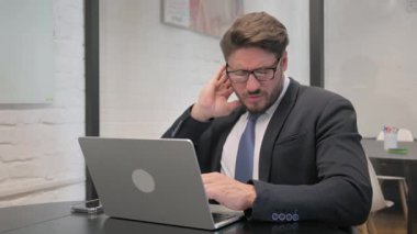 Dizüstü bilgisayarında Boyun Ağrısı Daktiloyla Orta Çağ İşadamı