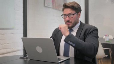 Öksüren Orta Çağ İşadamı Dizüstü bilgisayarda Yazıyor