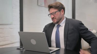 Dizüstü bilgisayarında Sırt Ağrısı Daktiloyla Orta Çağ İşadamı