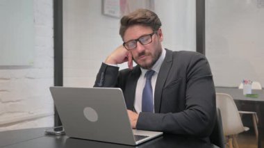 Orta Çağ İşadamı Dizüstü bilgisayarın önünde Uyuyor