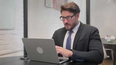 Dizüstü bilgisayarda Başarı Kutlaması Orta Çağ İşadamı