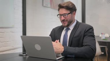 Orta Çağ İşadamı Laptop 'ta Video Sohbeti Yapıyor