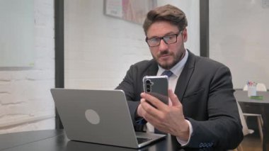 Orta Çağ İşadamı Bilgisayarda Telefon ve Daktilo Kullanıyor