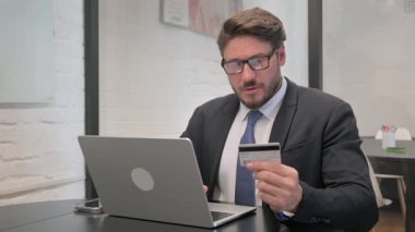 Çevrimiçi Bankacılık Başarısızlığına Orta Çağ İşadamı Tepki Veriyor