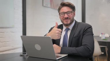 Ofiste Çalışan Orta Çağ İşadamından Başparmak Kaldı