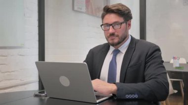 Orta Çağ İşadamı Çalışma Alanındaki Kameraya Gülümsüyor