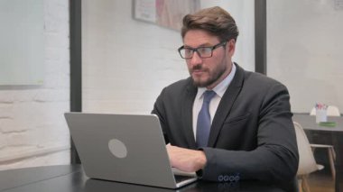 Orta Çağ İşadamı Bilgisayarı Kapattıktan sonra Çalışma Alanını Terk Ediyor