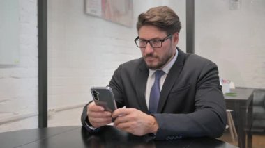 Orta Çağ İşadamı Telefonda Mesaj Yazıyor