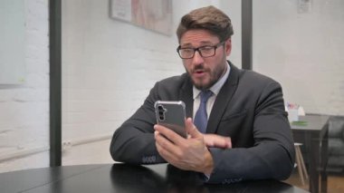 Orta Çağ İşadamı Telefonla Video Sohbeti Yapıyor