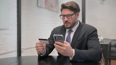 Çevrimiçi Alışveriş Başarısızlığına Orta Çağ İşadamı Akıllı Telefonla Tepki Veriyor