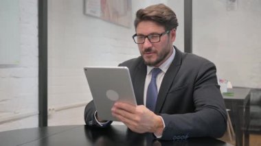 Orta Çağ İşadamı Dijital Tablet üzerinde çalışıyor