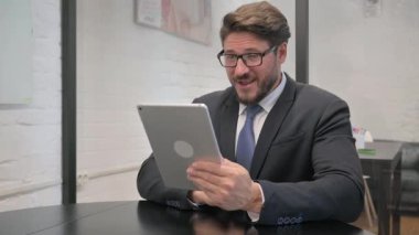 Video Sohbeti İçin Orta Çağ İşadamı Dijital Tablet Kullanıyor