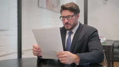 Orta Çağ İşadamı İşyerinde Belgeler Okuyor