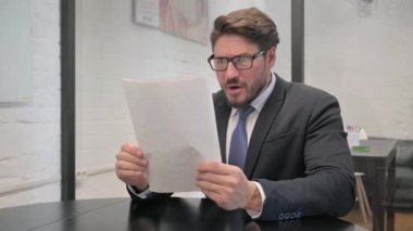 Belgeleri Okurken Sorunlara Tepki Veren Orta Yaşlı İşadamı Lanetleniyor