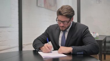 Gergin Orta Çağ İşadamı Yazmaya Çalışıyor