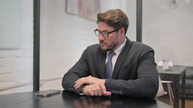 Dalgın Orta Çağ İşadamı Proje İçin Beyin Fırtınası Yapıyor