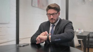 Orta Çağ İşadamı Çalışma Alanında Akıllı İzleme Kullanıyor