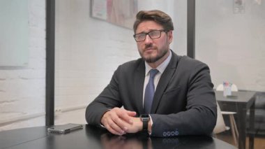 Ortaçağ İşadamı Bekliyor Bilek İzleme Zamanı