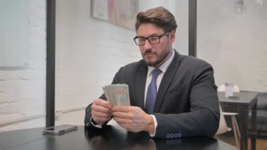 Orta Çağ İşadamı Ofiste Para Sayıyor