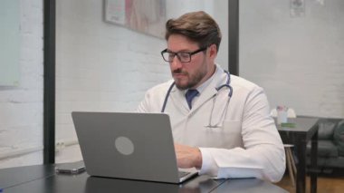 Laptop 'ta Orta Çağ Doktoru Yazıyor